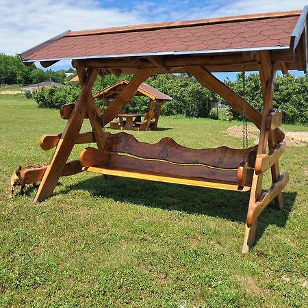 Pilikan Apartments - Park, Agroturism, Vineyard & Farm Сержегтомай Екстер'єр фото