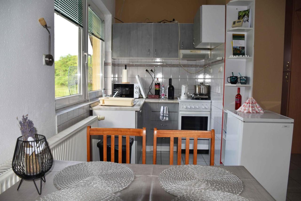 Pilikan Apartments - Park, Agroturism, Vineyard & Farm Сержегтомай Екстер'єр фото