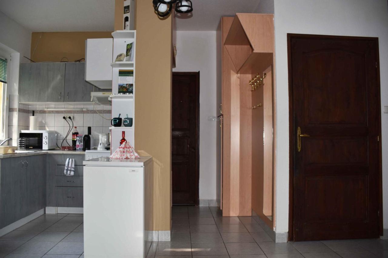 Pilikan Apartments - Park, Agroturism, Vineyard & Farm Сержегтомай Екстер'єр фото