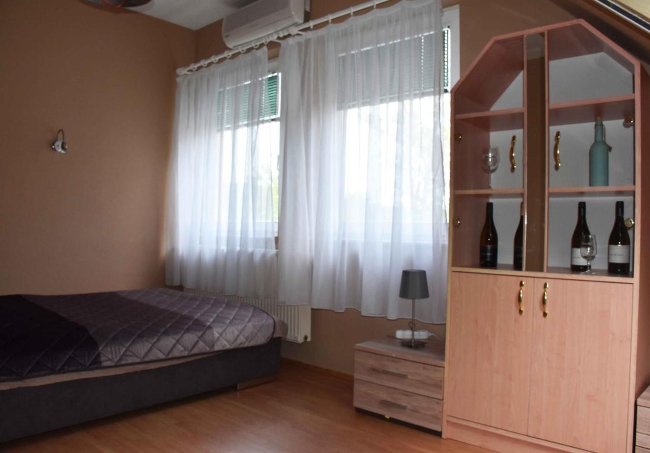 Pilikan Apartments - Park, Agroturism, Vineyard & Farm Сержегтомай Екстер'єр фото