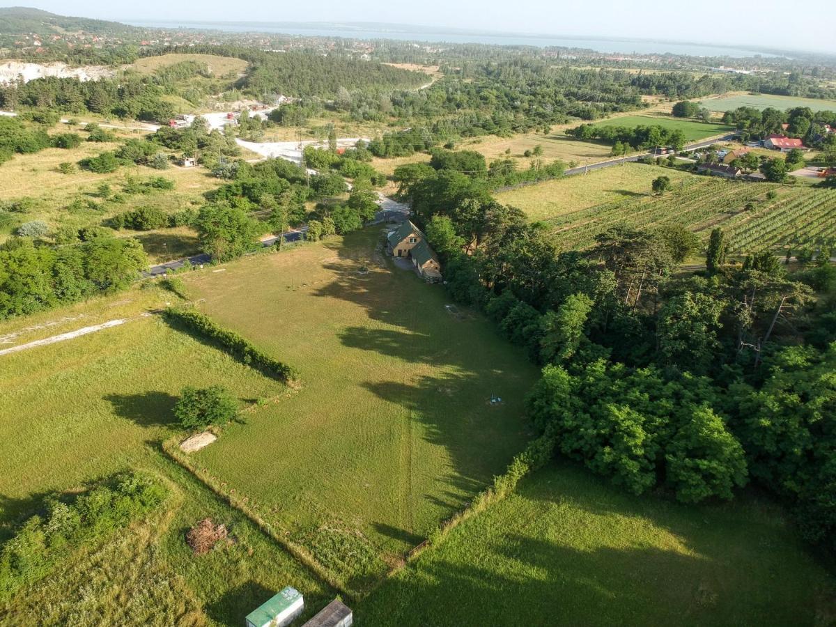 Pilikan Apartments - Park, Agroturism, Vineyard & Farm Сержегтомай Екстер'єр фото